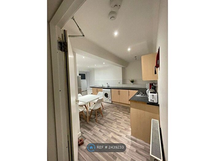 4 Bedroom Flat To Rent In Southpark Avenue, Glasgow, G12