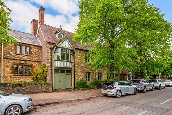 7 Bedroom Terraced House To Rent In High Street, Brackley, NN13