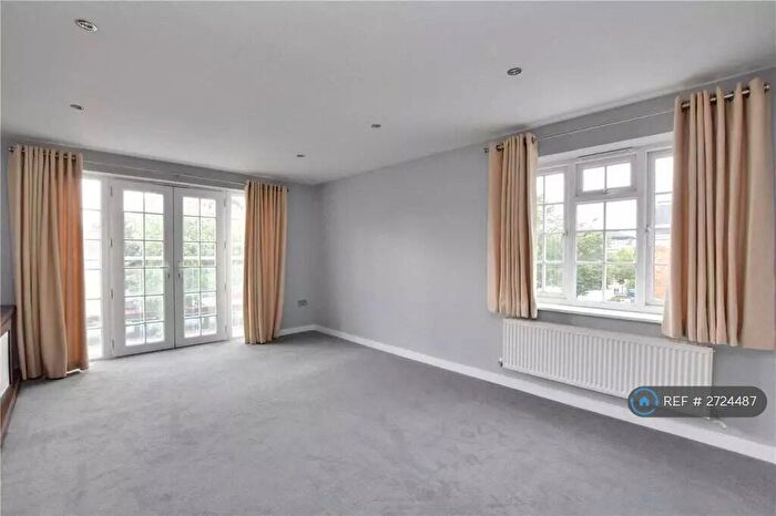3 Bedroom Flat To Rent In Brompton Court, Bromley, BR1