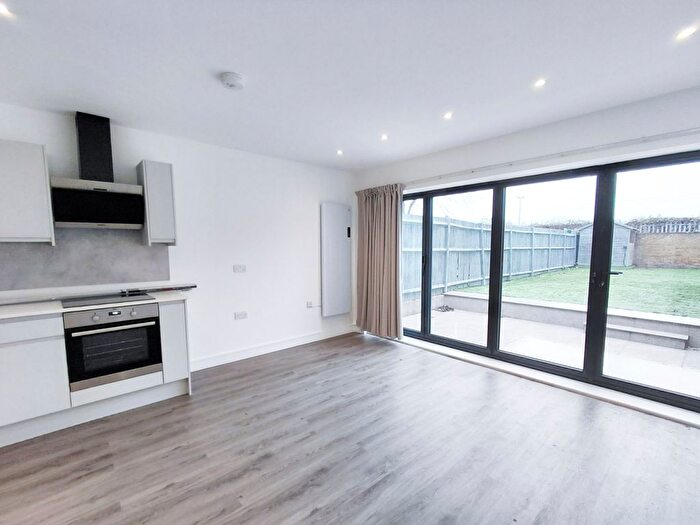 2 Bedroom Flat To Rent In Lynton Road, Acton, London, W3