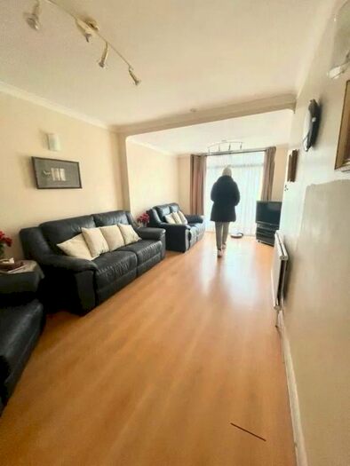 4 Bedroom Flat To Rent In The Ridgeway, Kingsbury, NW9