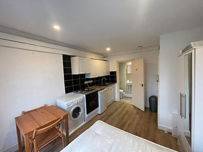 1 Bedroom Flat To Rent In Penywern Road, London, SW5