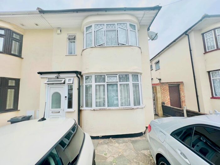 3 Bedroom Semi-Detached House To Rent In Stradbroke Grove, Ilford, IG5