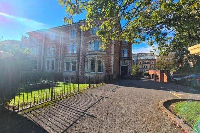 3 Bedroom Flat To Rent In North Hill Villas, Bristol, BS8