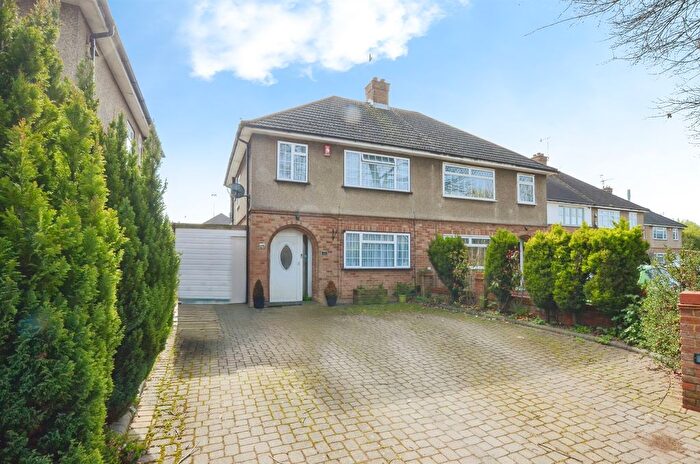 3 Bedroom Semi Detached House For Sale In Ashfields, Watford, WD25