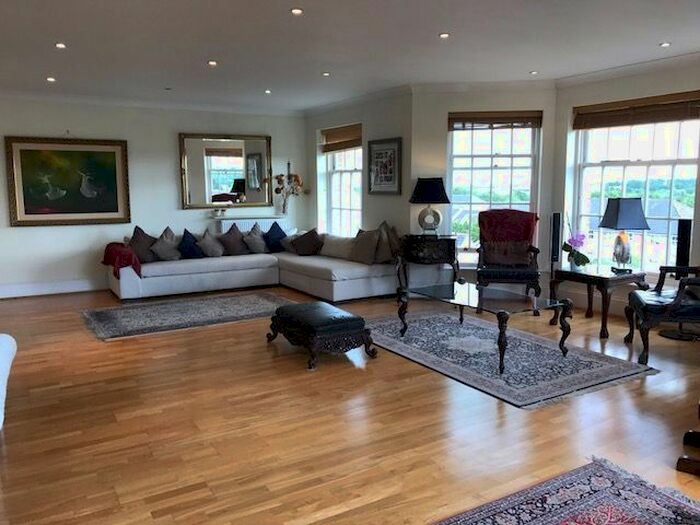 2 Bedroom Flat To Rent In Princess Park Manor, Royal Drive, London, N11