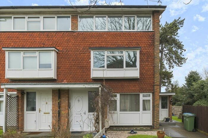 2 Bedroom Maisonette To Rent In Oakways, London, SE9