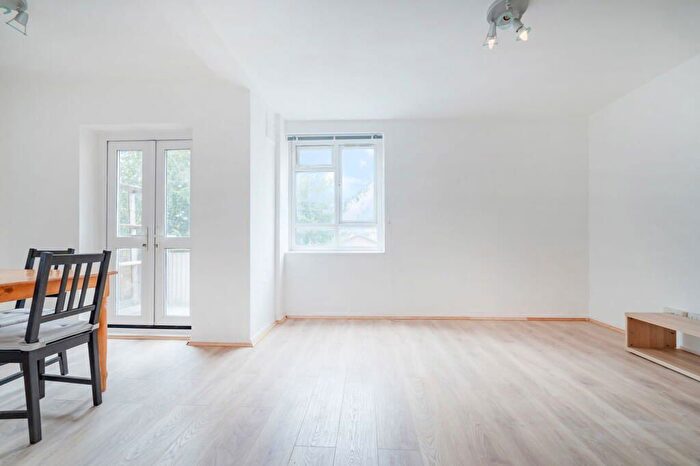 3 Bedroom Maisonette For Sale In Leigham Court Road, London, SW16