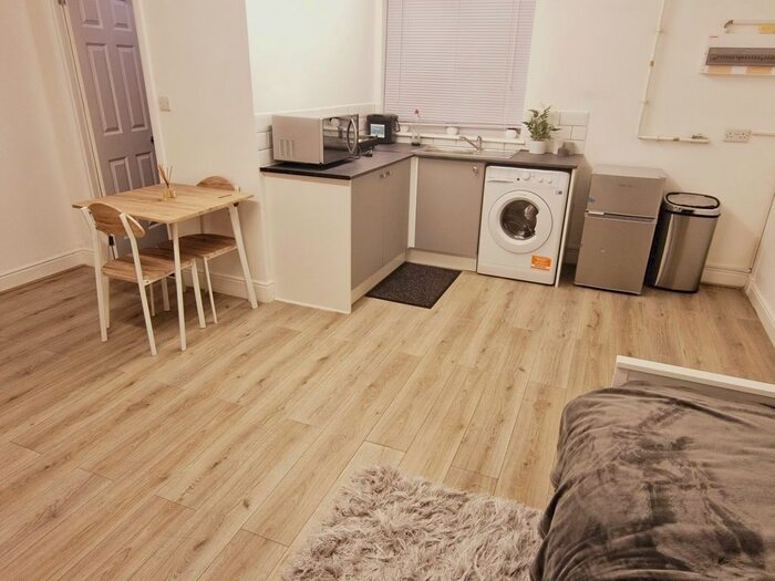 Studio To Rent In Merrin Hill, South Croydon, CR2