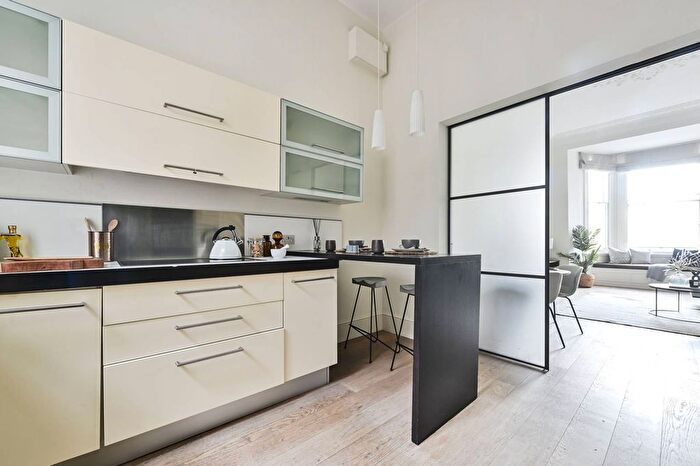 2 Bedroom Flat For Sale In Redcliffe Square, Chelsea, London, SW10