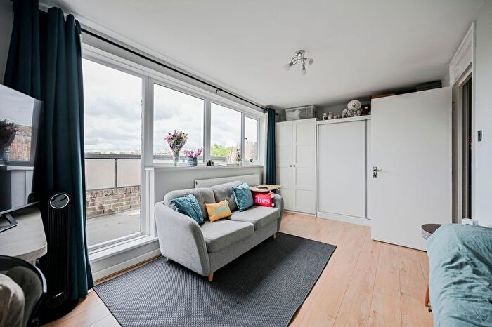 3 Bedroom Maisonette For Sale In Old Farm Road, East Finchley, London, N2