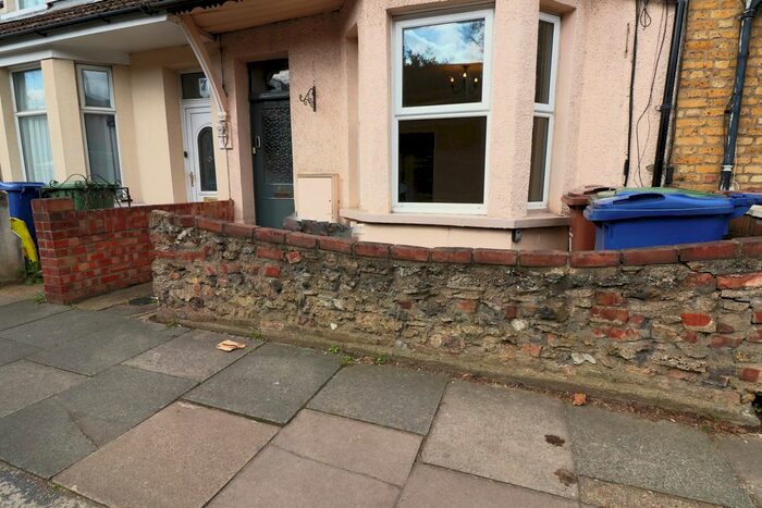 1 Bedroom Flat To Rent In Chadwell Road, Grays, RM17