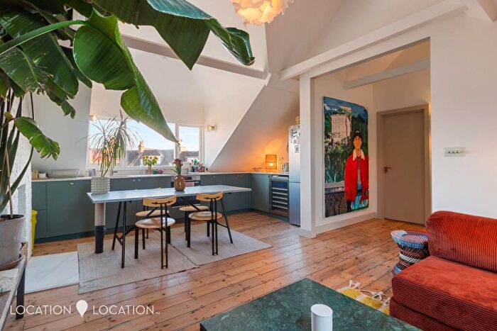 2 Bedroom Flat For Sale In Cranwich Road, London, N16