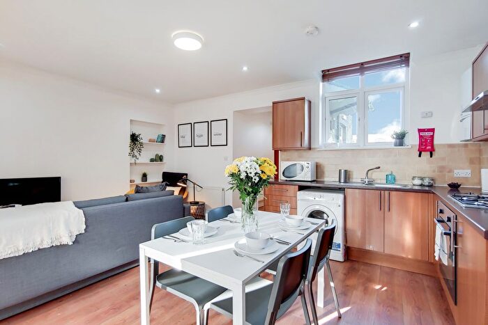 3 Bedroom Flat To Rent In Tooting High Street, Tooting Broadway, SW17
