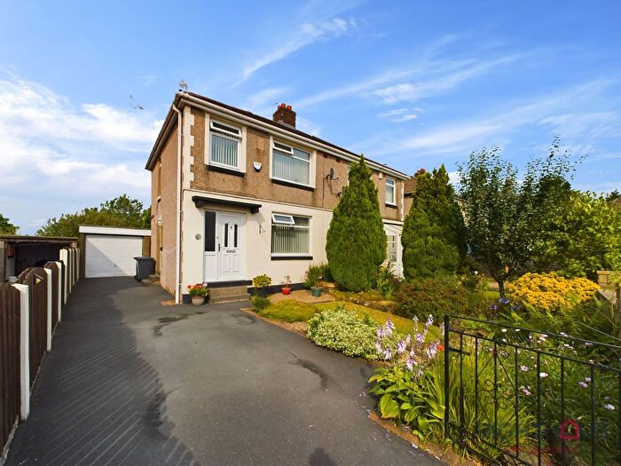 3 Bedroom Semi Detached House To Rent In Southmere Oval, Bradford, BD7