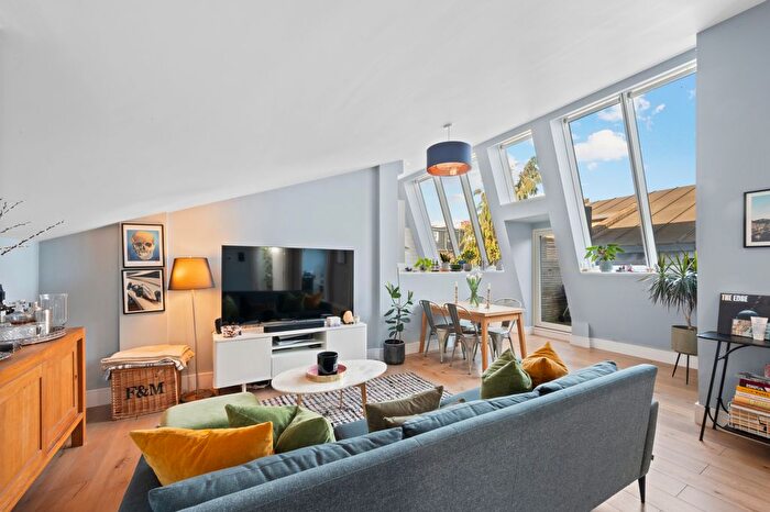 2 Bedroom Flat For Sale In Longmans Mews, Raynes Park, SW20