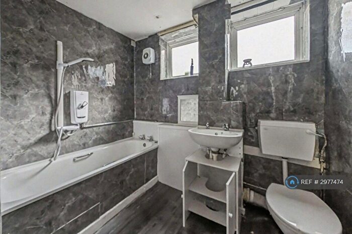 3 Bedroom Flat To Rent In Benwell Close, Newcastle Upon Tyne, NE15