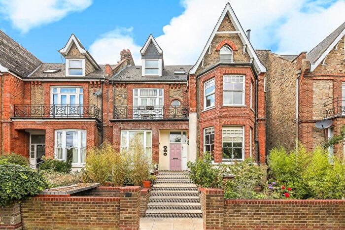 3 Bedroom Flat For Sale In West Bank, London, N16