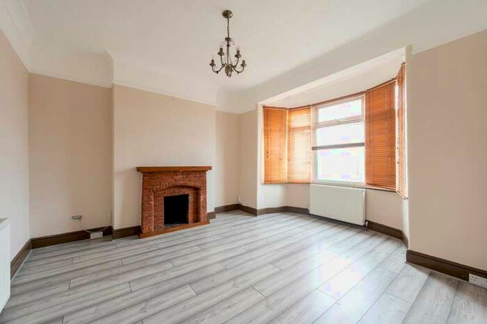 2 Bedroom Maisonette Flat To Rent In Thicket Road, Sutton, SM1