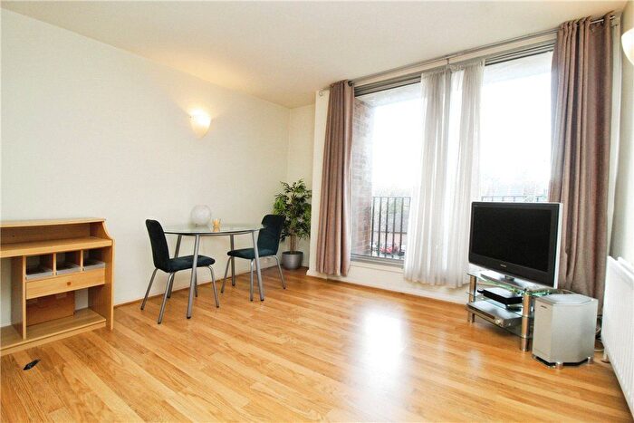 2 Bedroom Flat To Rent In Campion Close, Croydon, CR0