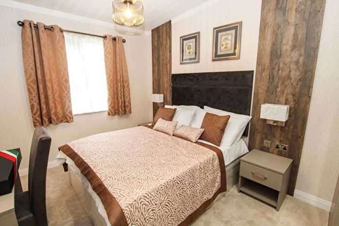 2 Bedroom Bungalow For Sale In Lodge - Chertsey Lane, Staines-Upon-Thames, TW18