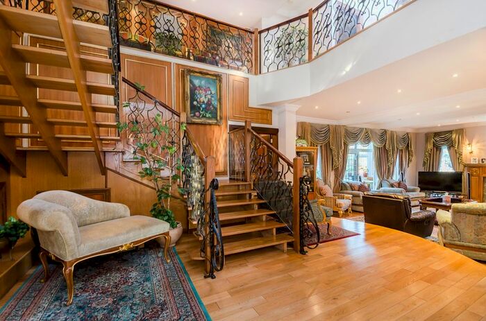 11 Bedroom Detached House To Rent In Grove Park Gardens, London, W4