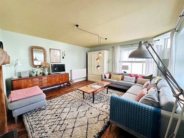 3 Bedroom Town House For Sale In Market Place, Cawood, YO8