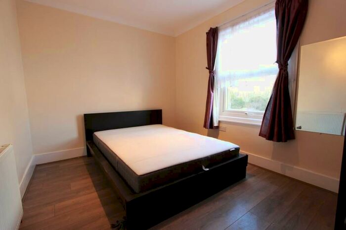 2 Bedroom Apartment To Rent In Squires Lane, London, N3