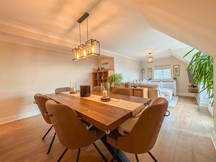 3 Bedroom Flat For Sale In Jades Manor, , Kings Road, Westcliff-on-sea, SS0