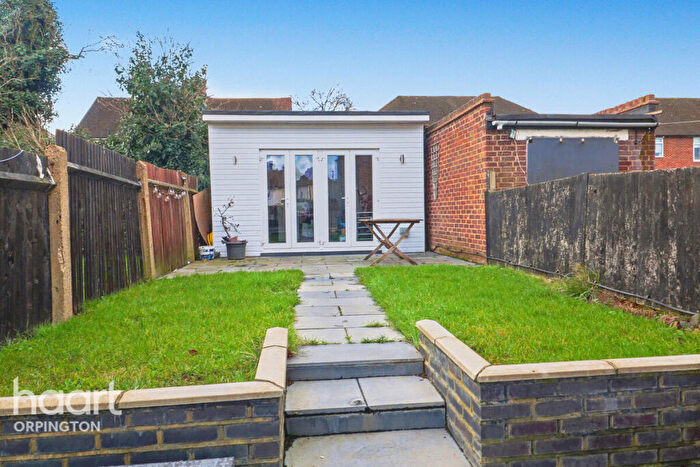 2 Bedroom Maisonette For Sale In Bromhedge, London, SE9