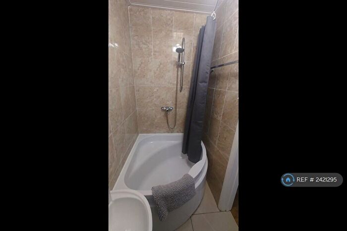 1 Bedroom Flat To Rent In Walton Road, West Molesey, KT8