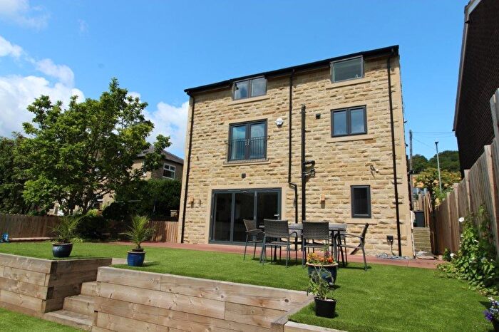 4 Bedroom Detached House To Rent In Wakefield Road, Copley, HX3