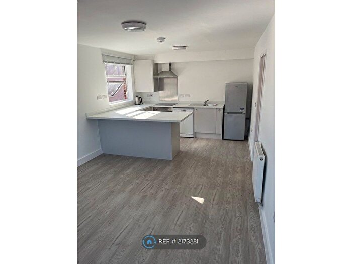 2 Bedroom Flat To Rent In Kensal Court, West Bridgford, Nottingham, NG2