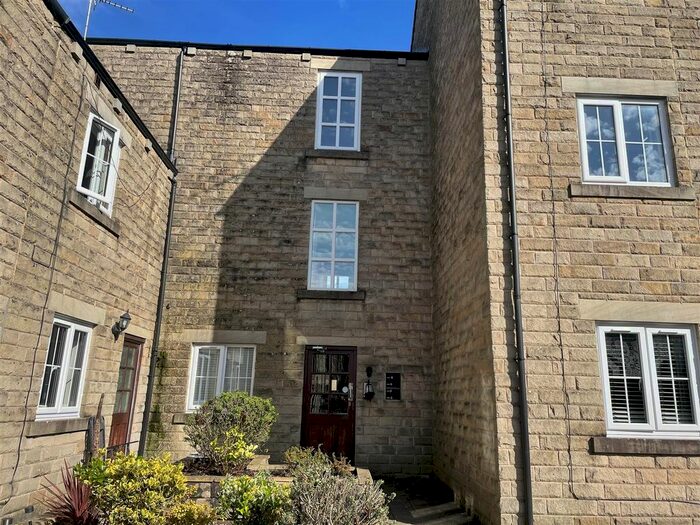 2 Bedroom Property To Rent In Lauren Close, Oldham, OL4