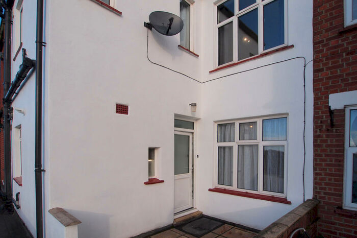3 Bedroom Maisonette To Rent In Stoneleigh Broadway, Stoneleigh, Surrey, KT17