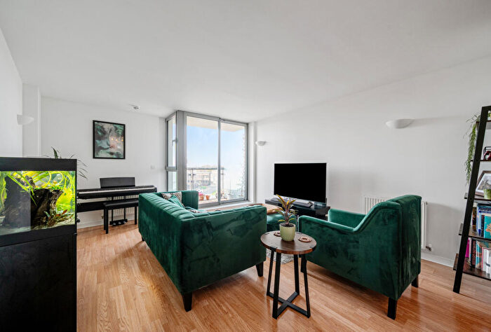 1 Bedroom Apartment For Sale In Lexicon Apartments, Mercury Gardens, Romford, RM1