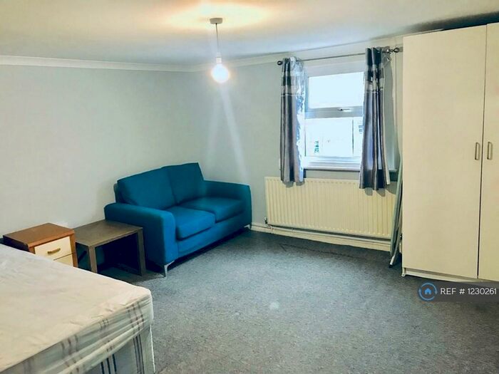 Studio To Rent In London Road, Reading, RG1