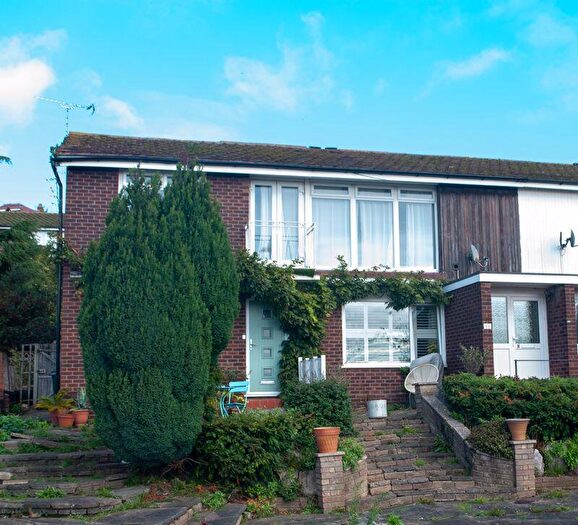 2 Bedroom Flat For Sale In New Road, Leigh-On-Sea, SS9
