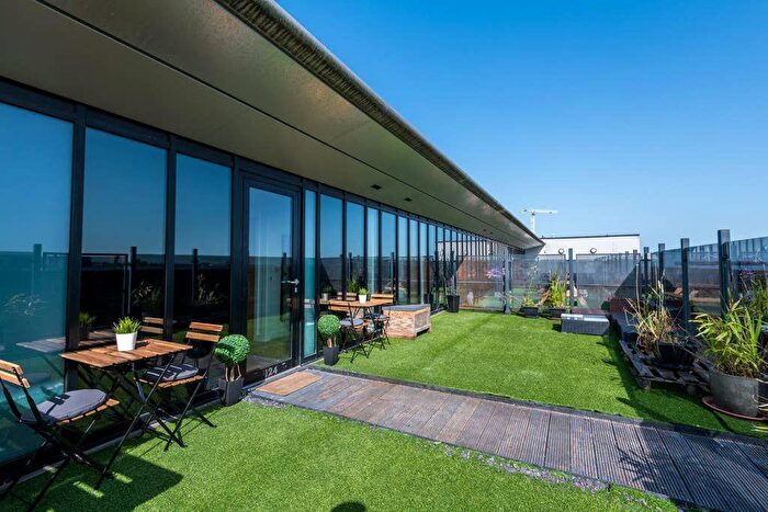 3 Bedroom Apartment To Rent In Hamilton House, Pall Mall, L3