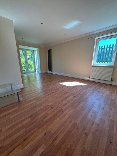 2 Bedroom Flat To Rent In Beulah Hill, Glencar Court, SE19