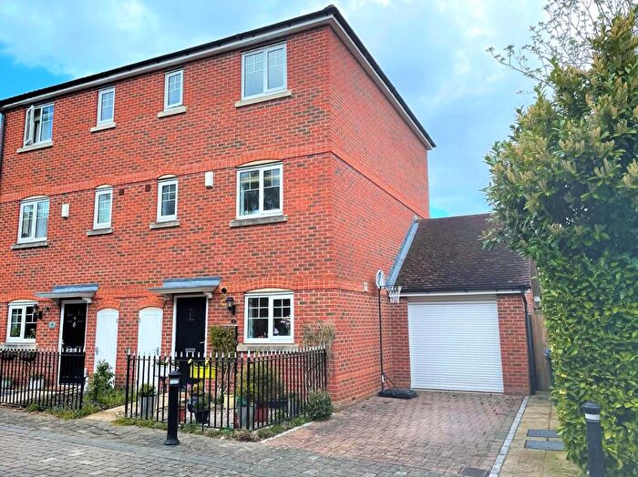 4 Bedroom Semi-Detached House To Rent In Alfred Close, Fleet, Hampshire, GU51