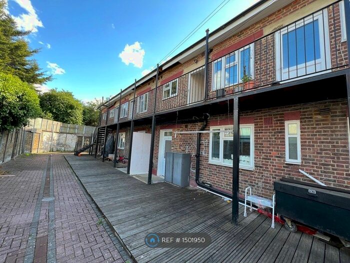 3 Bedroom Flat To Rent In Conisborough Crescent, London, SE6