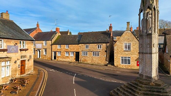 3 Bedroom Cottage For Sale In West Street, Geddington, Kettering, Northamptonshire, NN14
