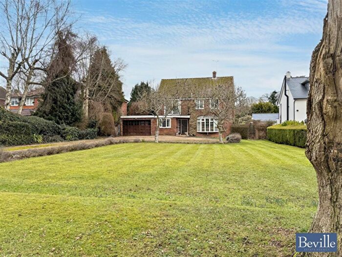 4 Bedroom Detached House For Sale In Chiltern Road, Peppard Common, RG9