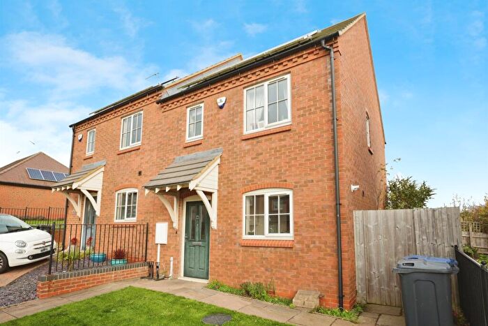 2 Bedroom House To Rent In Collins Close, Napton, CV47