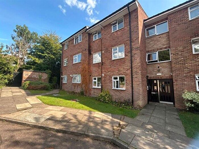 2 Bedroom Flat To Rent In Aysgarth Close, Harpenden, Harpenden, AL5