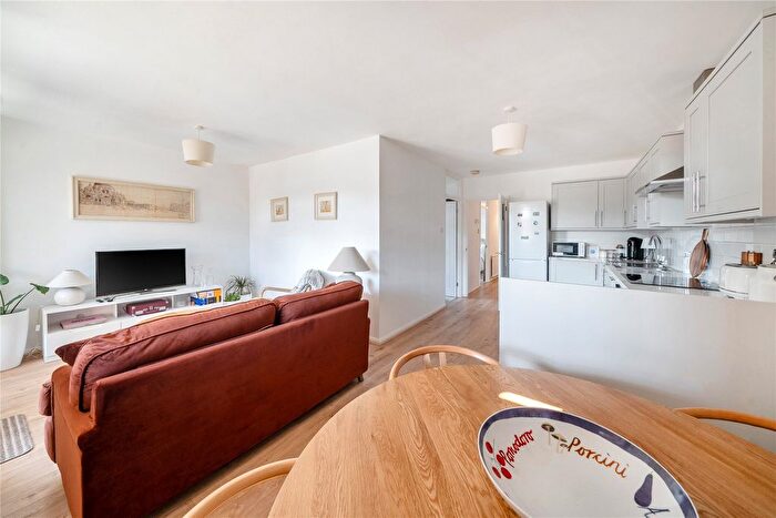 2 Bedroom Flat For Sale In Albemarle Road, Beckenham, BR3