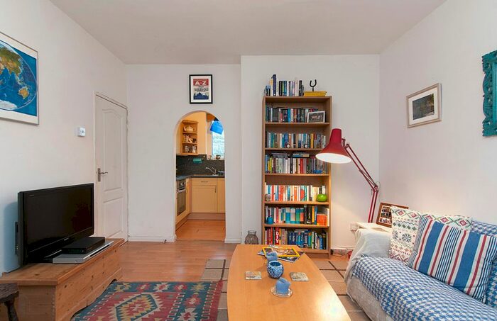 2 Bedroom Flat To Rent In Windlesham Grove, London, SW19