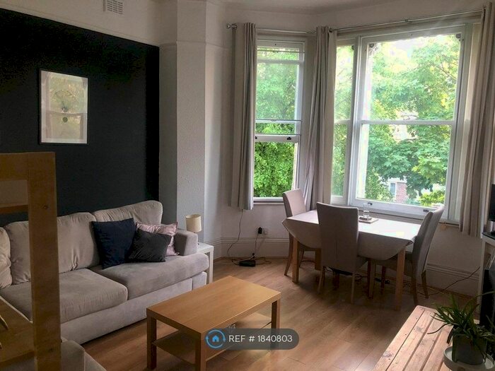 1 Bedroom Flat To Rent In Carlton Drive, Putney, SW15