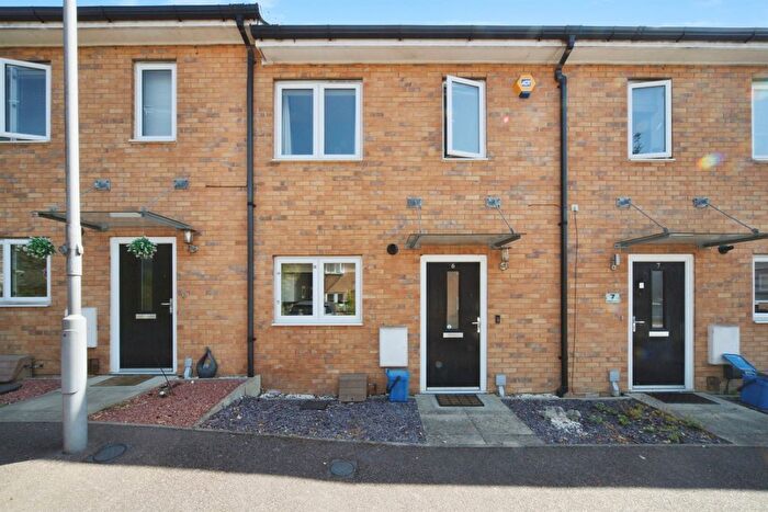 2 Bedroom Terraced House For Sale In Landau Close, Luton, LU1